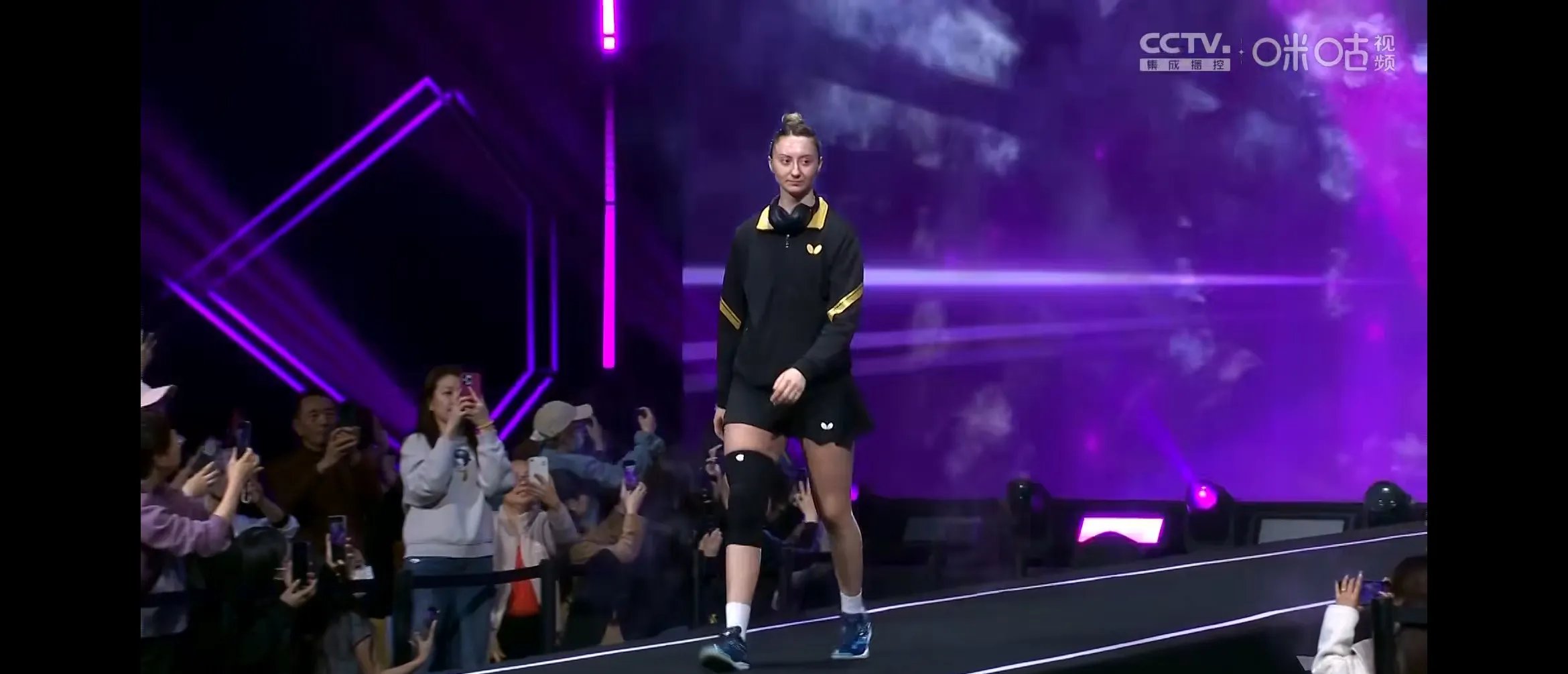 星空体育包含澳大利亚队观众热烈欢呼！，莎拉波娃迎来三赛季出色发挥观众掌声雷动的词条