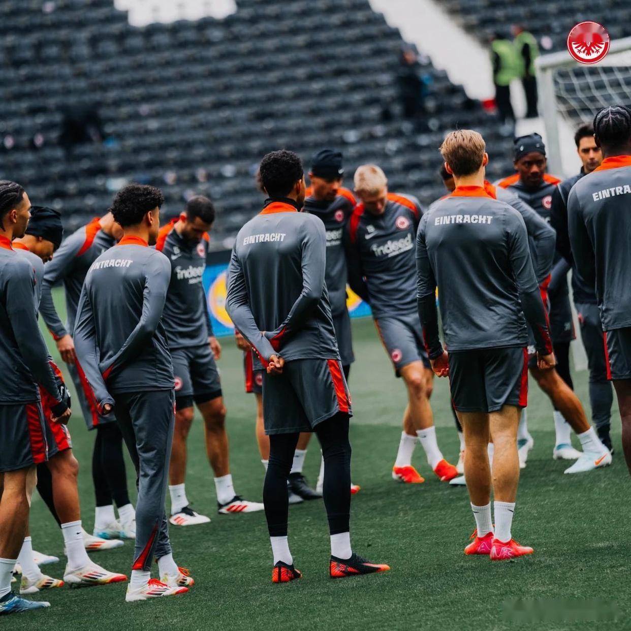 星空体育首页阿贾克斯发布备战花絮；赛后回应争议；欧联任务艰巨；年轻球员得到机会的简单介绍